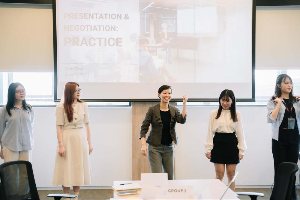 Các sinh viên chương trình cử nhân Quản trị Kinh doanh Quốc tế (BUV) đang được chị Thái Vân Linh (CEO Skills Bridge) đào tạo kỹ năng thuyết trình và thương thuyết.