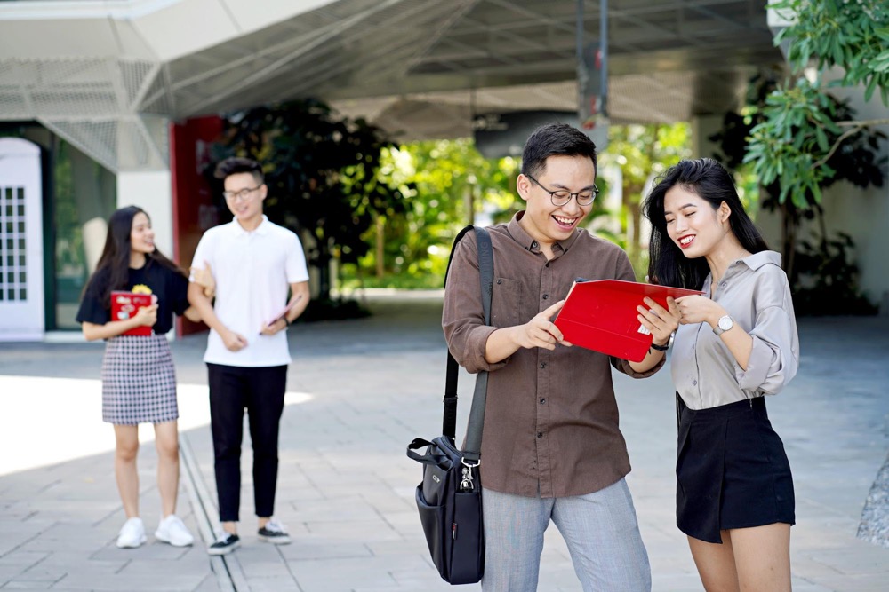 Học sinh, sinh viên cần tốt nghiệp chương trình Trung học phổ thông hoặc tương đương để xét tuyển Quản trị Kinh doanh ở Việt Nam.