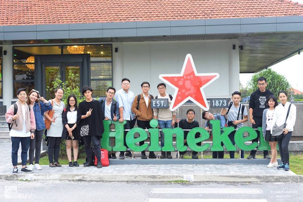 Các bạn sinh viên BUV đi tham quan thực tế nhà máy bia Heineken.